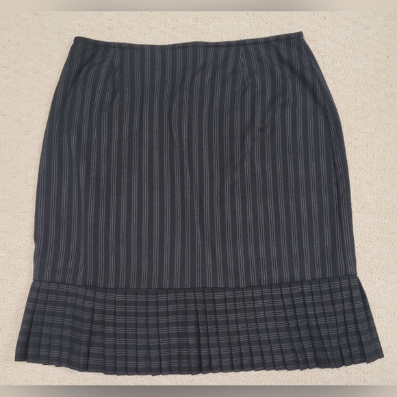Briggs 10 Business Office Black Pinstripe Skirt Pleated Bottom Excellent Cond - Picture 1 of 3